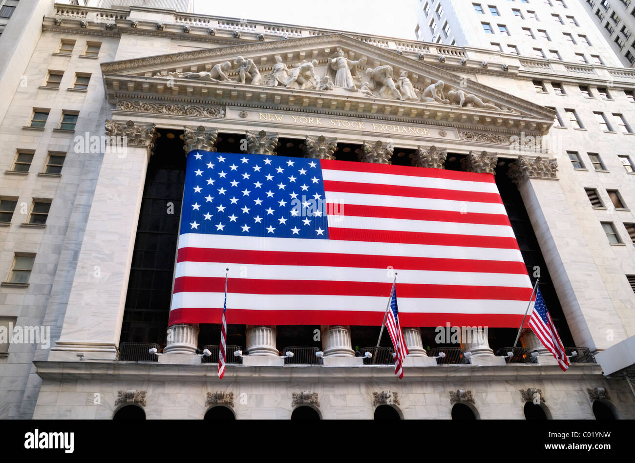 Sterne und Streifen auf dem Display vor der New Yorker Börse in New York City Stockfoto