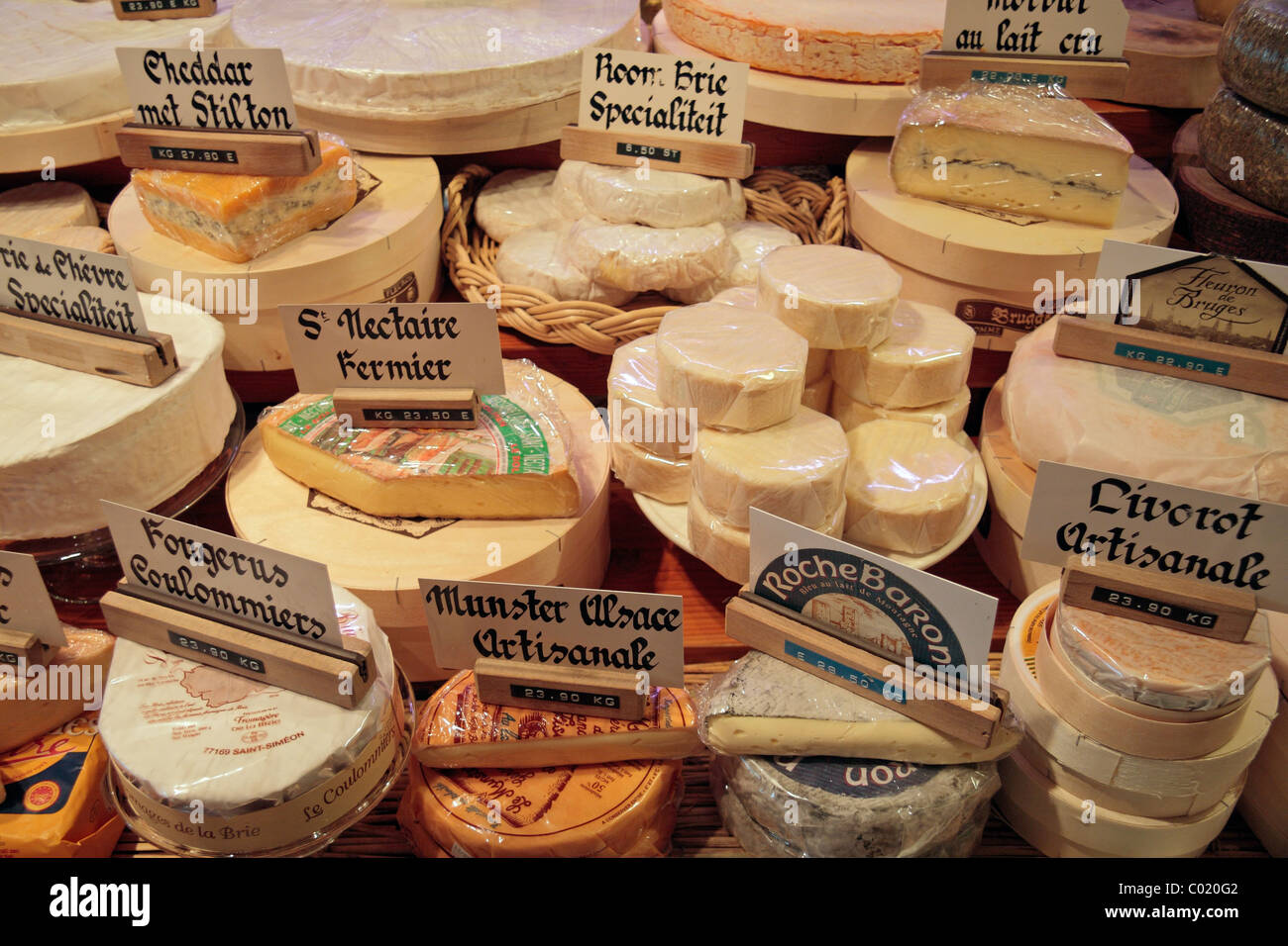 Ein tolles Display von Käsesorten in einem Geschäft in Brügge, Belgien. Stockfoto