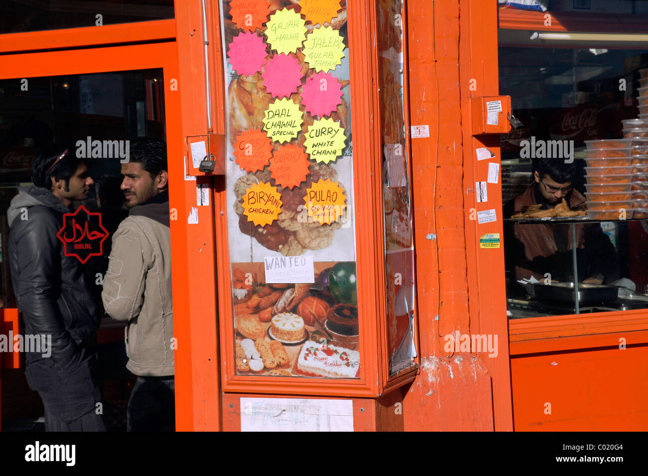 VEREINIGTES KÖNIGREICH. INDISCHES ESSEN CAFE IM UPTON PARK IN DER NÄHE VON WEST HAM UNITED FC FOOTBALL CLUB, LONDON. CLUB IST, NEHMEN SIE ÜBER 2012 OLYMPIASTADION Stockfoto