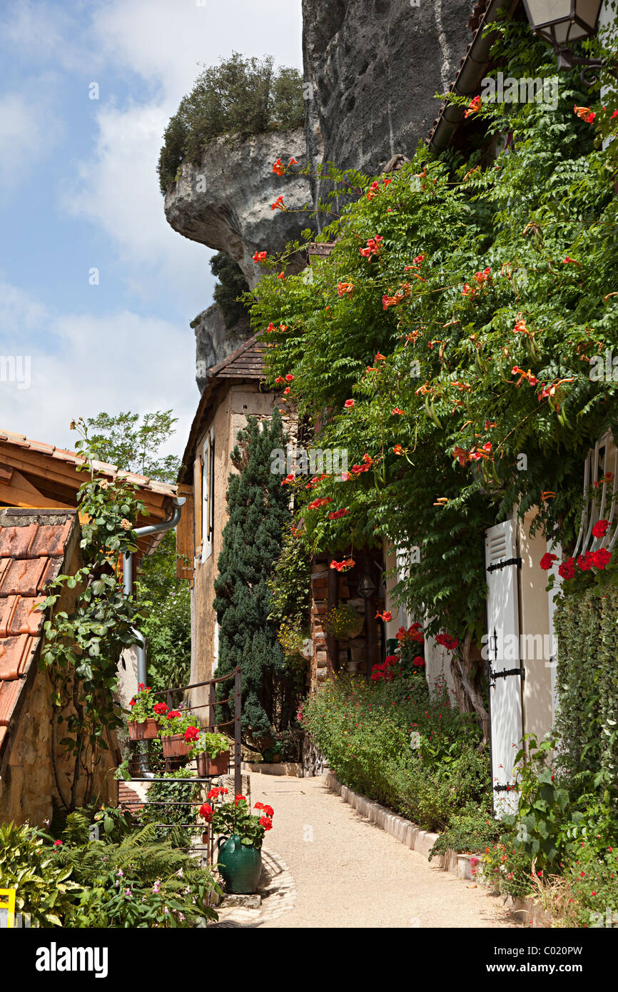 Weg zwischen Felsen beherbergt Les Eyzies Dordogne Frankreich Französisch Europa Stockfoto