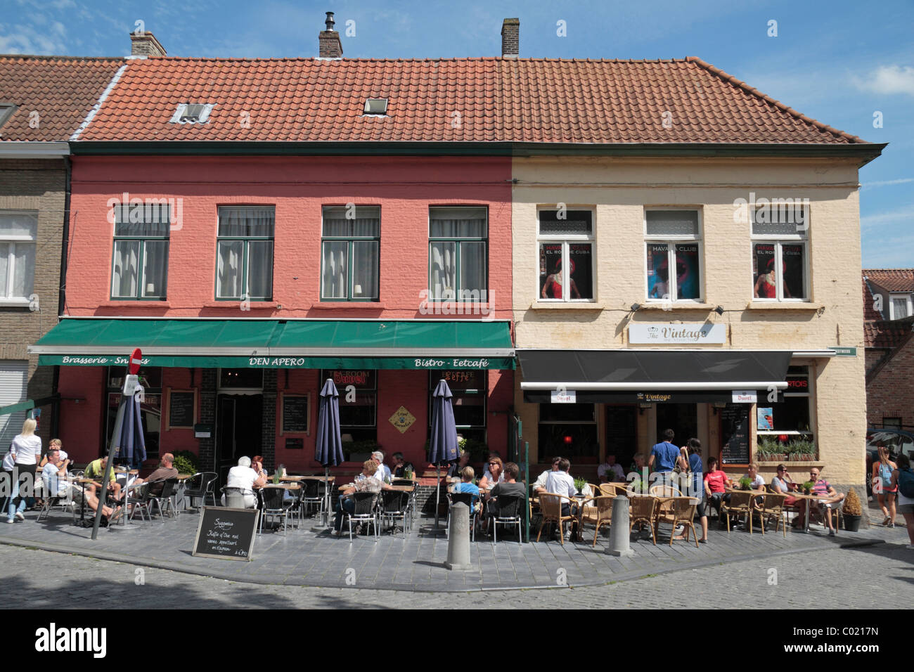 Touristen, Essen und trinken vor einem Restaurant in Brügge (Brugge) Belgien. Stockfoto