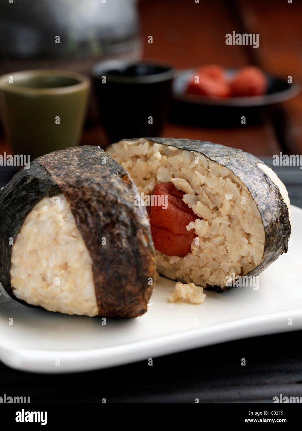 Reisbällchen in Nori Algen gewickelt Stockfoto