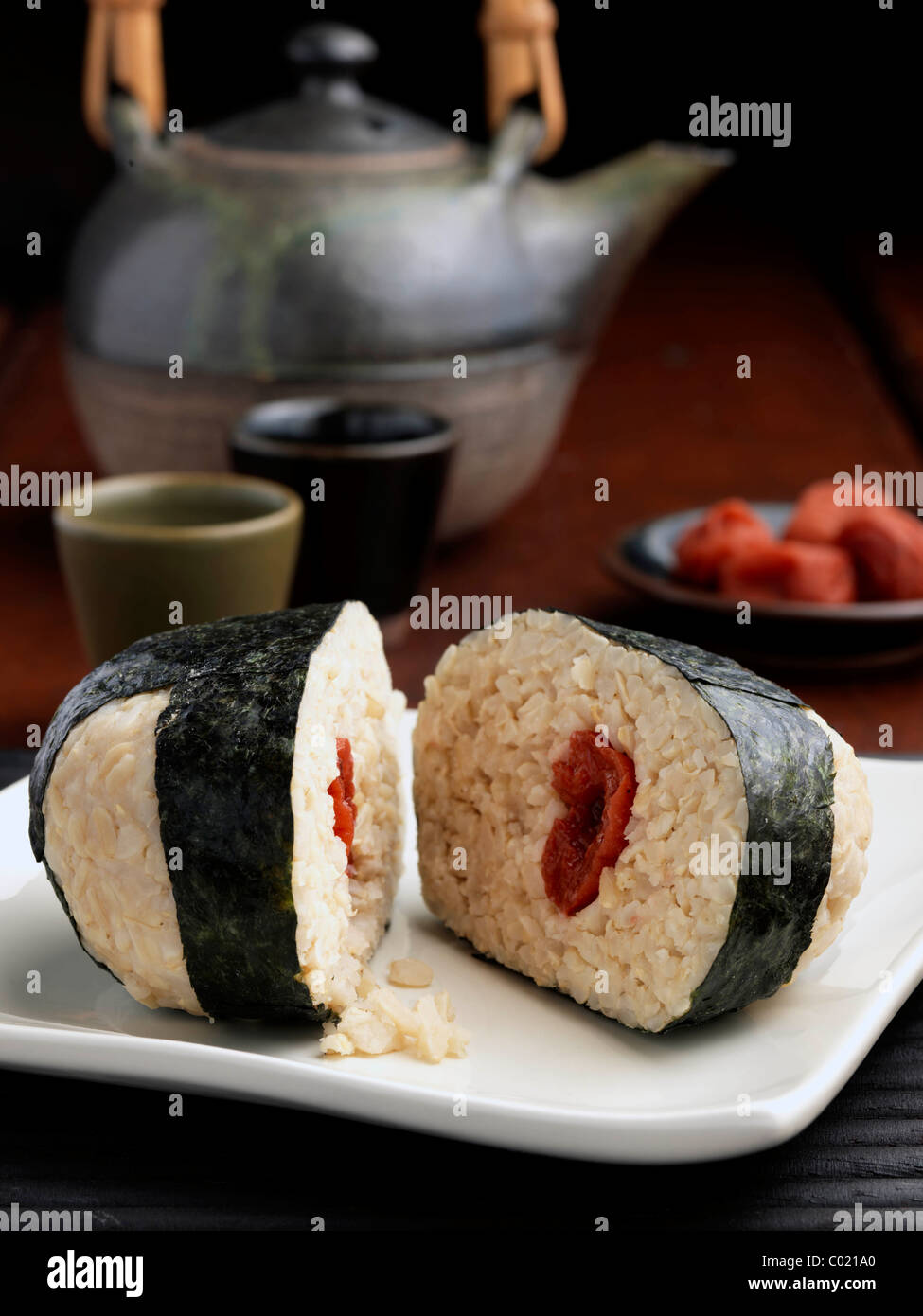 Reisbällchen in Nori Algen gewickelt Stockfoto