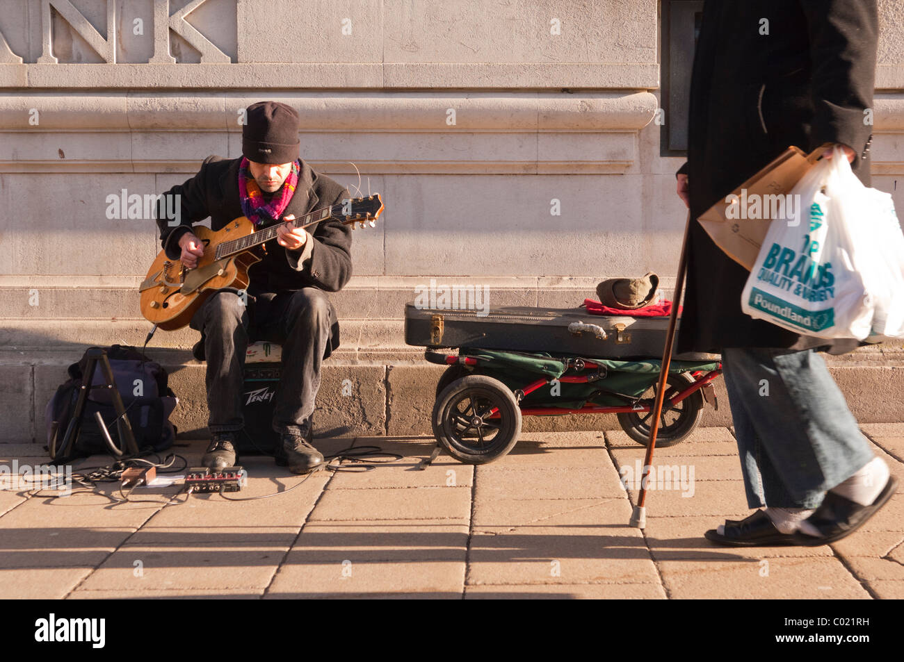 Ein Straßenmusikant spielt seine Gitarre in Norwich, Norfolk, England, Großbritannien, Uk Stockfoto