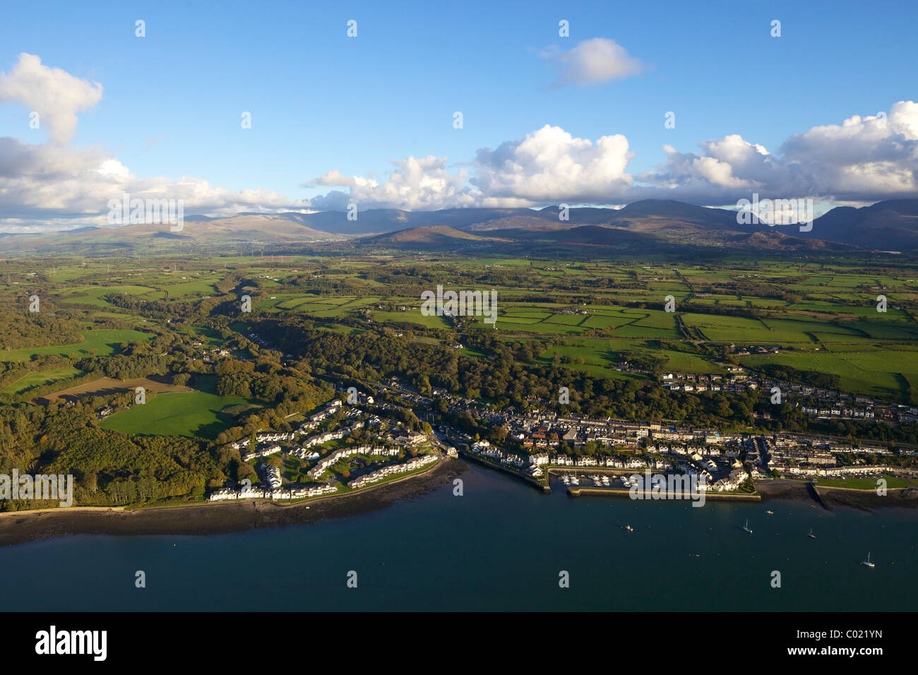 Luftbild der Y Felinheli in Menai Strait, Port Dinorwig, Gwynedd, Nordwales, Cymru, UK, Vereinigtes Königreich, GB, große Stockfoto