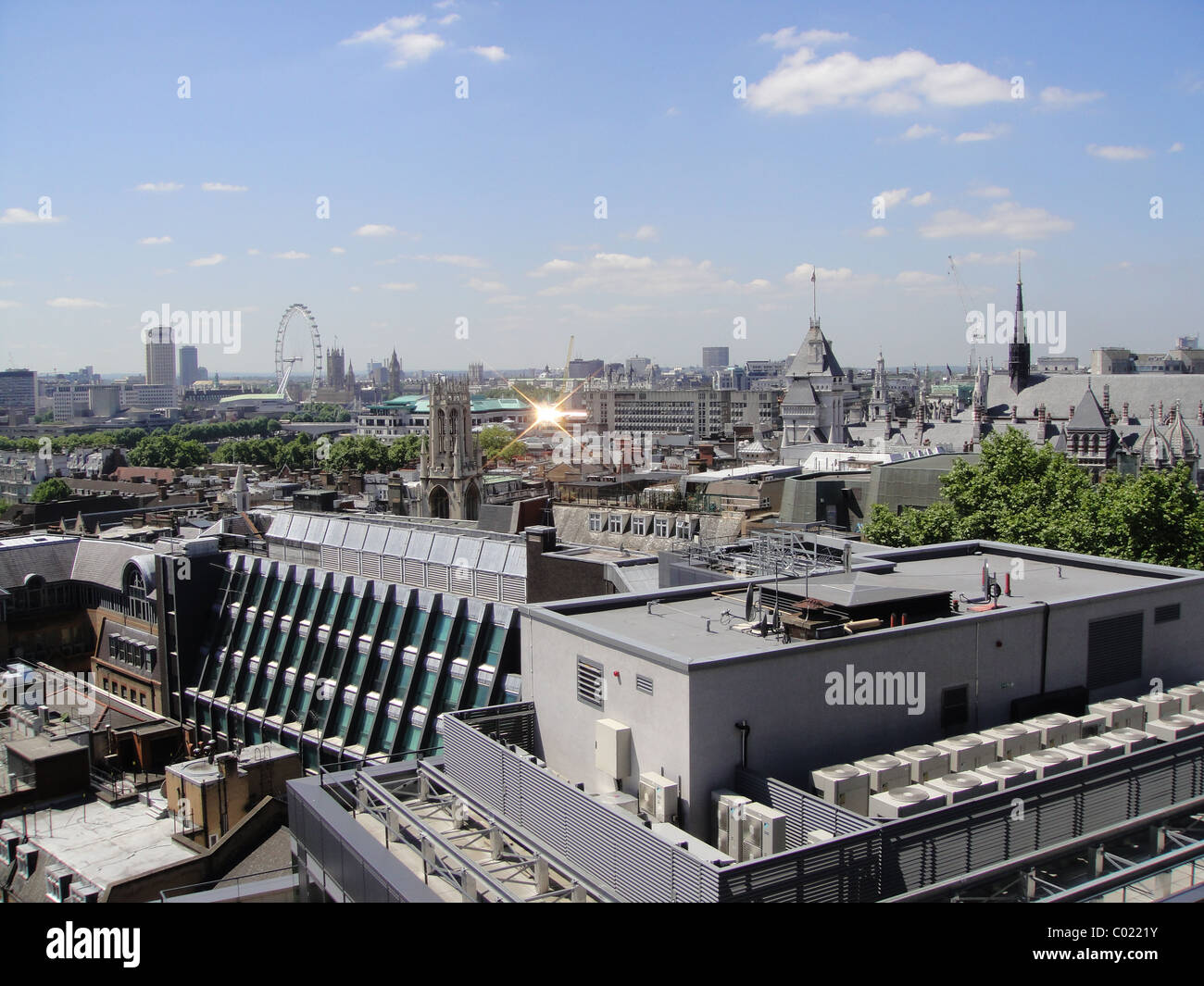 Dächer von der City of London an einem sonnigen Tag in Richtung South Bank, London Eye und den Houses of Parliament Stockfoto