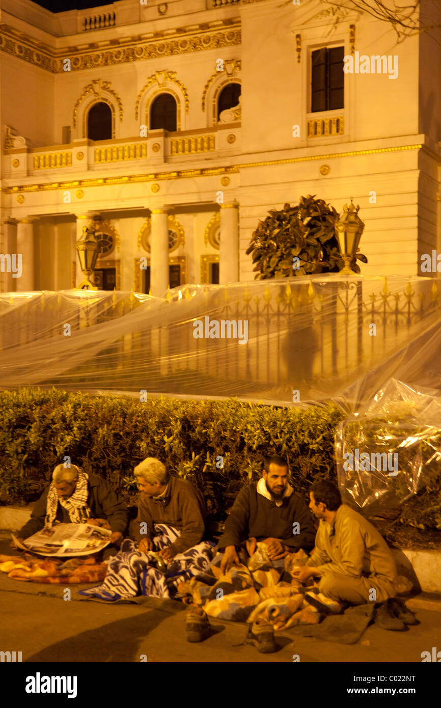 Anti-Mubarak-Demonstranten camping außerhalb Parlamentsgebäude in der Nacht, in der Nähe von dem Tahrirplatz, Kairo, Ägypten Stockfoto