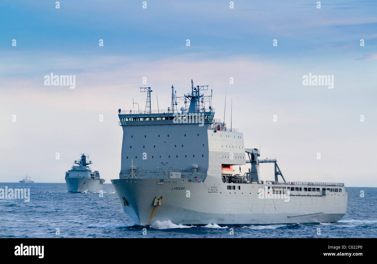Die Royal Fleet Auxiliary Largs Bay und HMS Albion wird überschattet von einem russischen Spion Schiff in der Ostsee Stockfoto