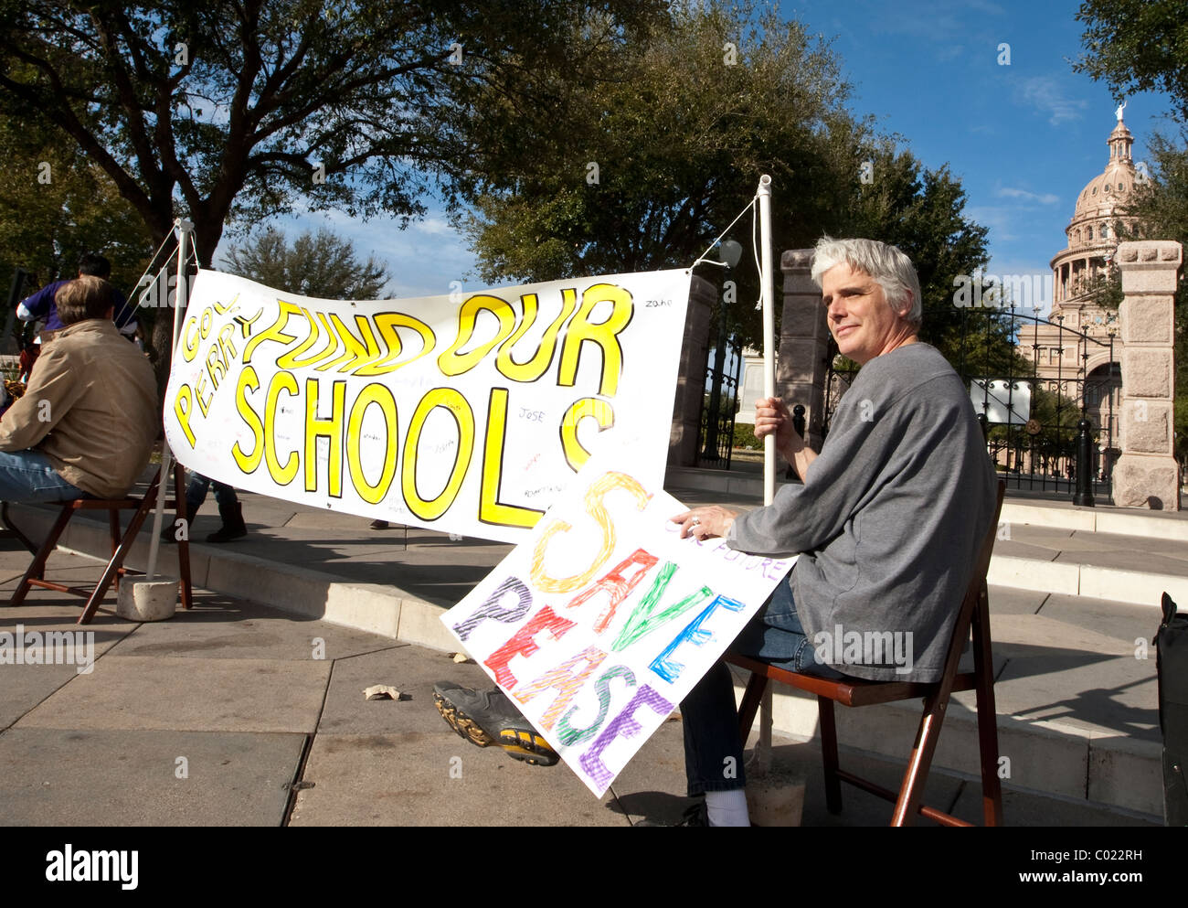 Eltern protestieren Budgetkürzungen der öffentlichen Bildung mit Banner angesprochen, Gouverneur von Texas bat ihn, "unsere Schulen in Texas zu finanzieren" Stockfoto