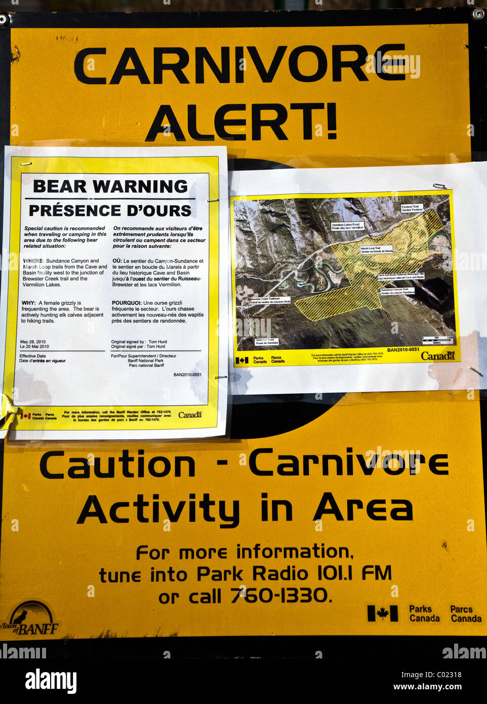 Tragen Sie Achtung Schild, auf dem Weg zur Höhle und Basin National Historic Site in der Nähe von Banff in den kanadischen Rocky Mountains Stockfoto