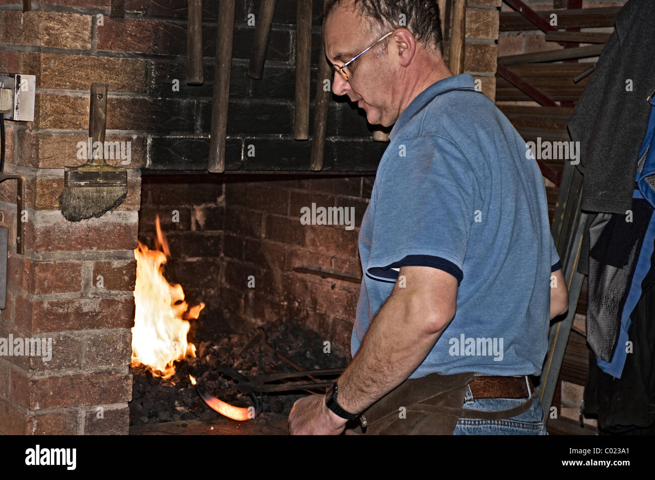 Glühende Metall in der Schmiede Stockfoto