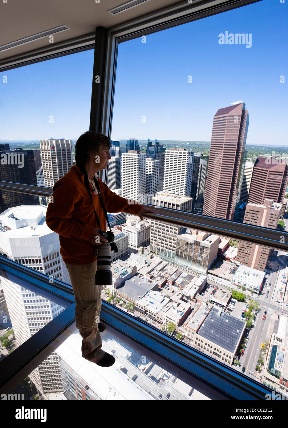 Frauen stehen auf dem Glasboden von der Aussichtsplattform in Calgary Tower Kanada. Stockfoto