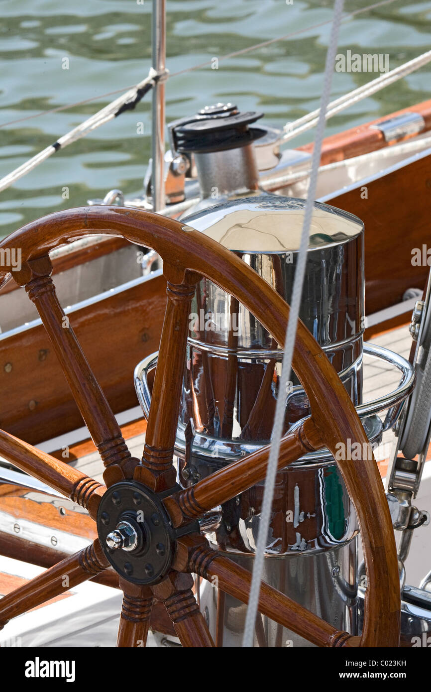 Detail einer altmodischen Bootsdecks mit Ruder Stockfoto