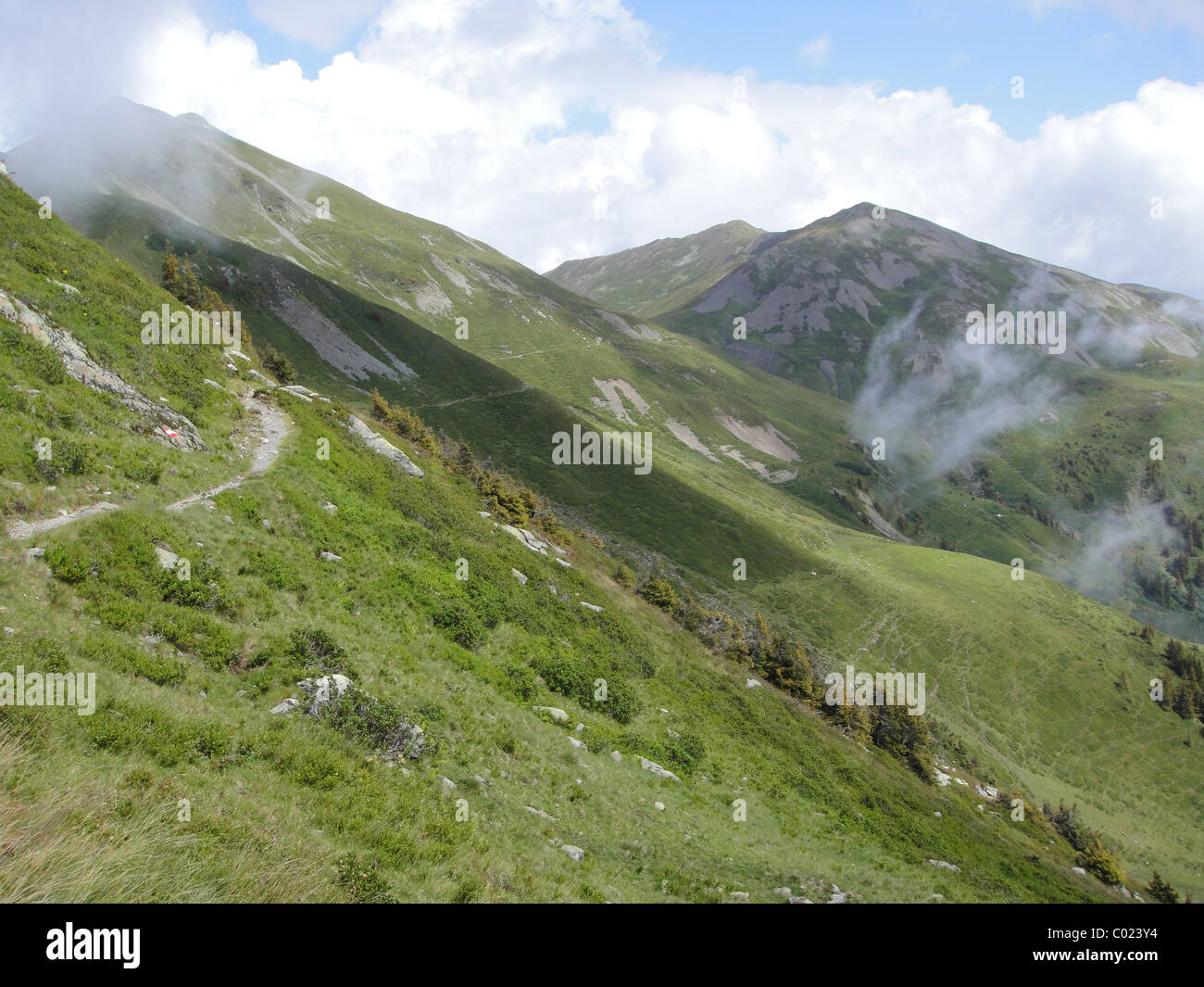 Morgen Neblige Sicht der österreichischen Alpen Stockfoto