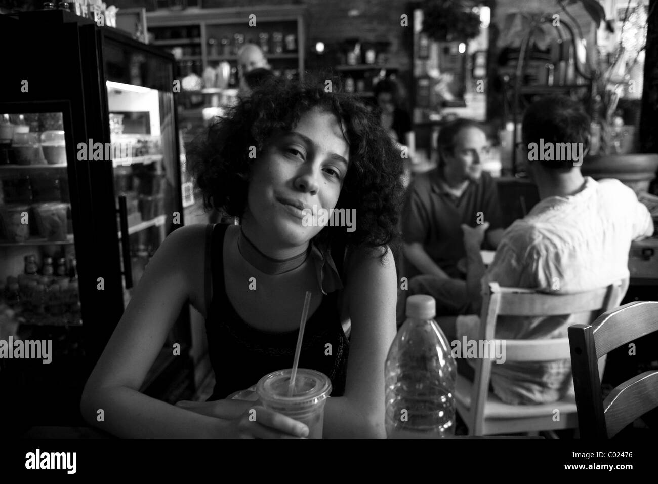 Junge Frau in einem Café auf der oberen Ostseite von Manhattan, NYC. Stockfoto