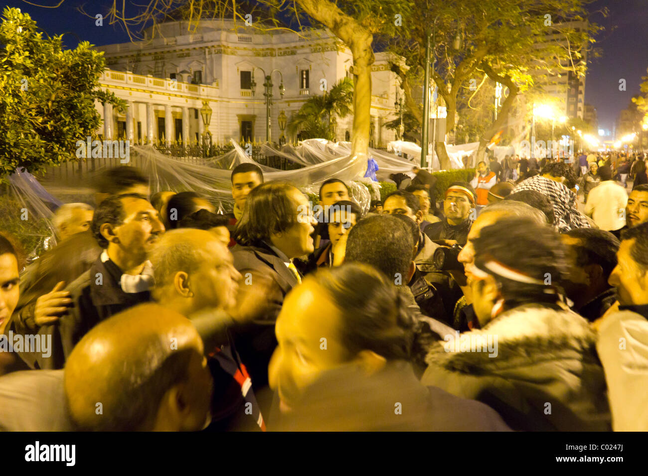 Anti-Mubarak Demonstranten außerhalb Volksversammlung Gebäude nahe dem Tahrirplatz, Kairo, Ägypten Stockfoto