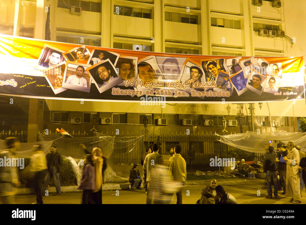 Schild mit Märtyrer von den 25 Januar-Revolution, in der Nähe der Menschen Assembly Building, nahe dem Tahrir Platz, Kairo, Ägypten Stockfoto