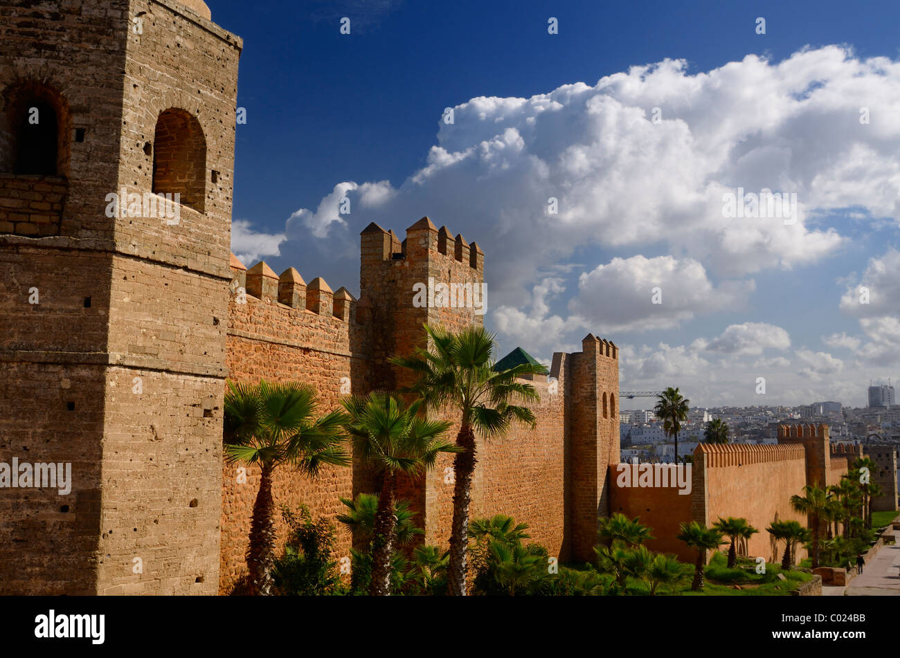 Dicken Stadtmauern der alten Kasbah oudaia mit modernen Rabat Marokko in der Ferne Stockfoto