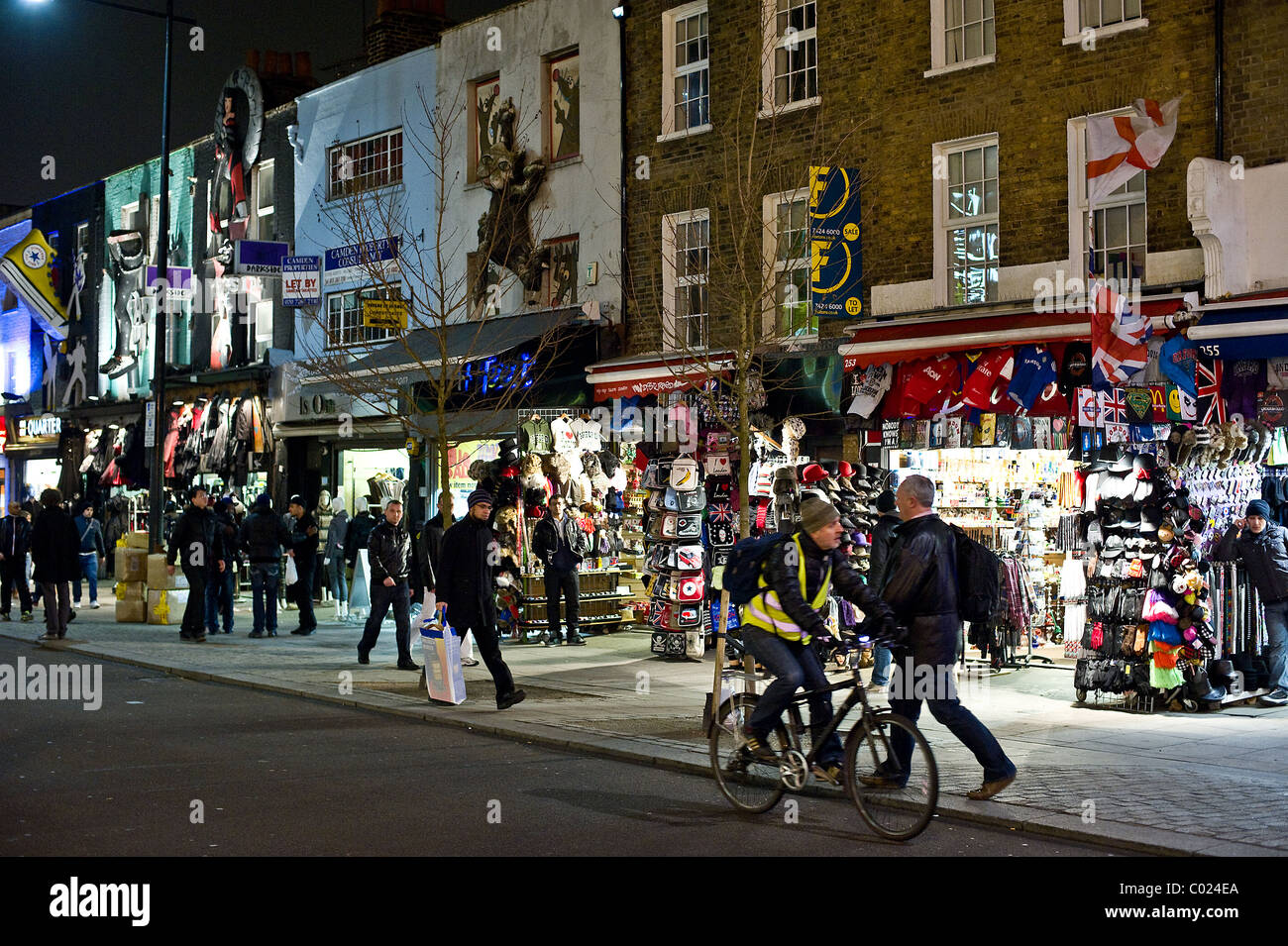 Der Camden High Street bei Nacht, London. Stockfoto