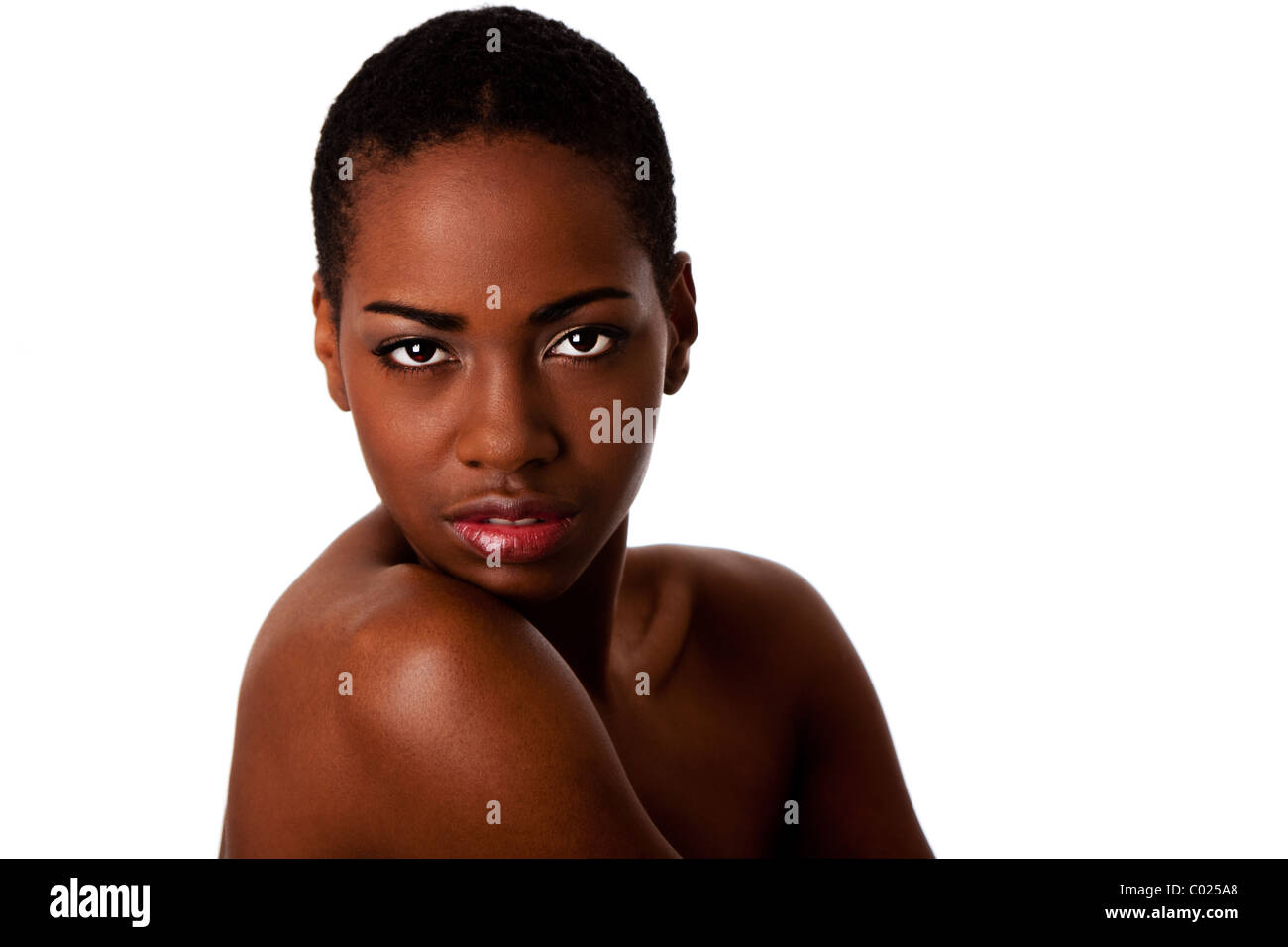Schöne afrikanische weibliches Gesicht mit kurzen lockigen Haaren, die über Schulter, isoliert. Stockfoto