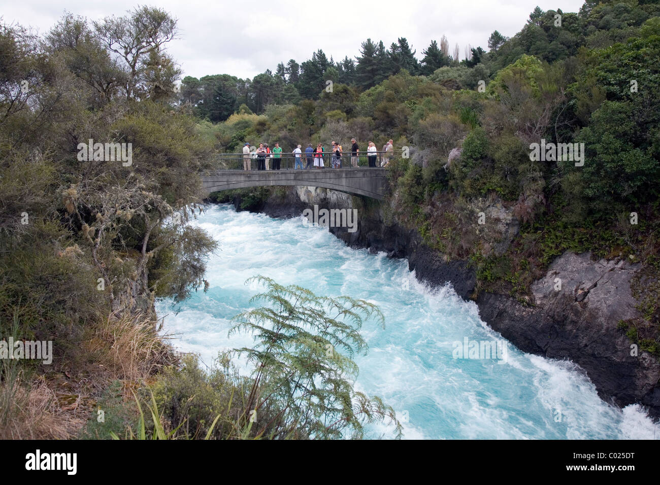 Die Waikato River eilt zu den Huka Falls, in der Nähe von Taupo, Neuseeland Stockfoto