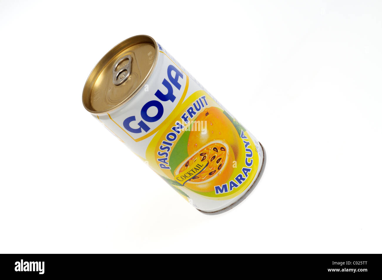 Kann der Goya Passion Fruit Cocktail auf weißem Hintergrund, Ausschnitt. Stockfoto