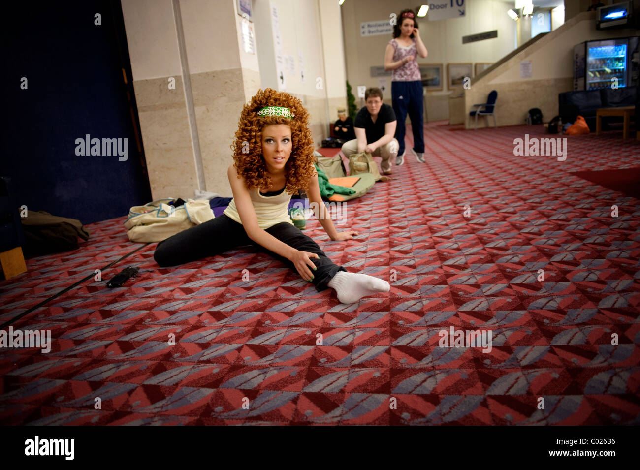 Amerikanische Konkurrent erwärmt sich hinter den Kulissen. Irish Dancing Weltmeisterschaften 2010 in der Glasgow royal Concert Hall. Stockfoto