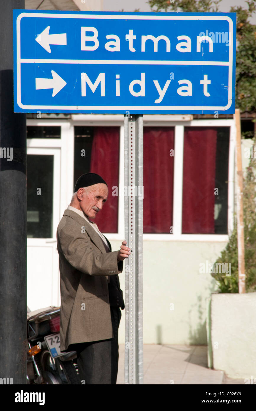 Ein kurdischer Mann steht an einer Kreuzung in der Stadt Hasankeyf in der Südost-Anatolien-Region der Türkei. Stockfoto