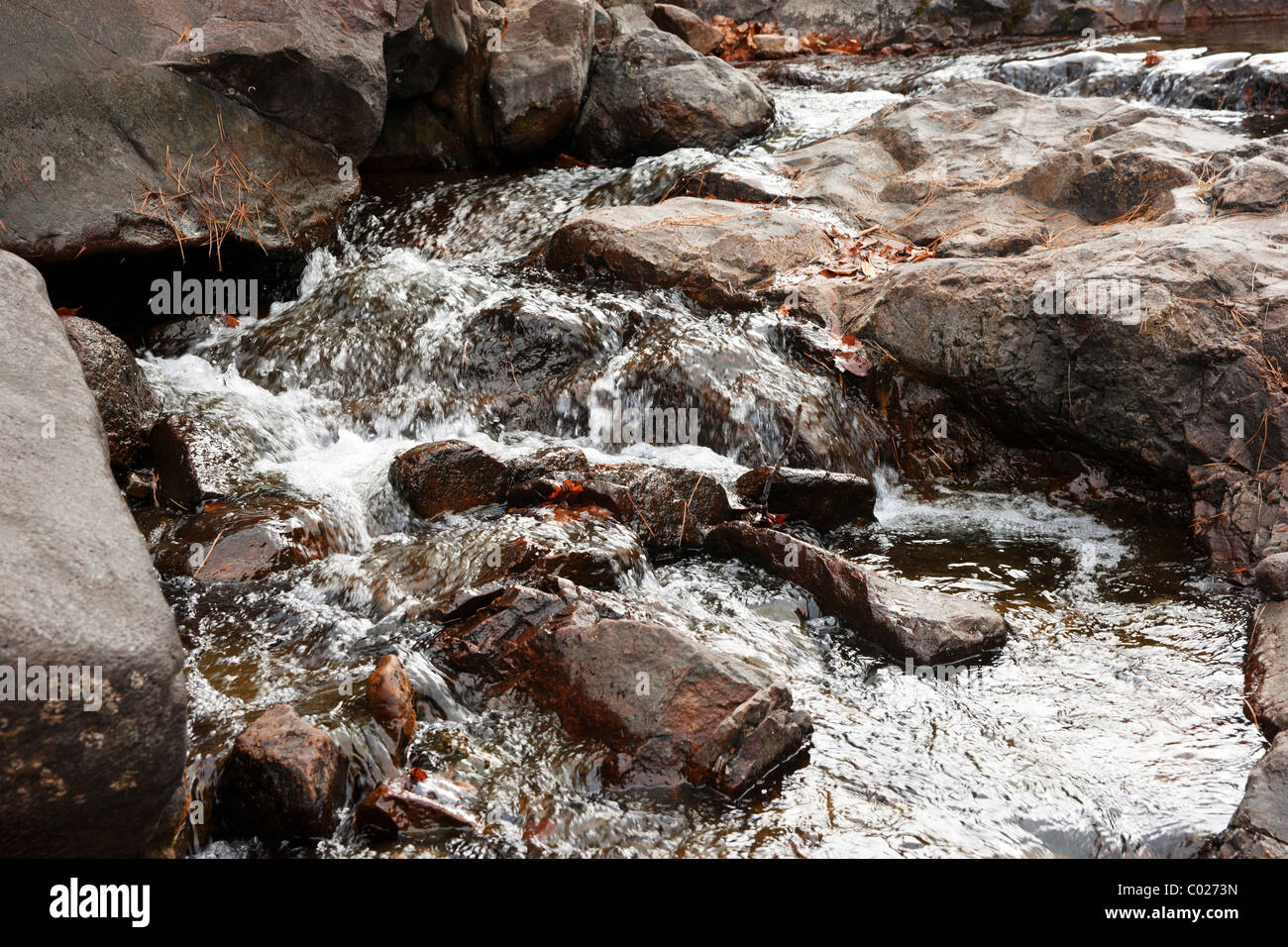 frisches sauberes Wasser über die Felsen in einen kleinen Bach Stockfoto