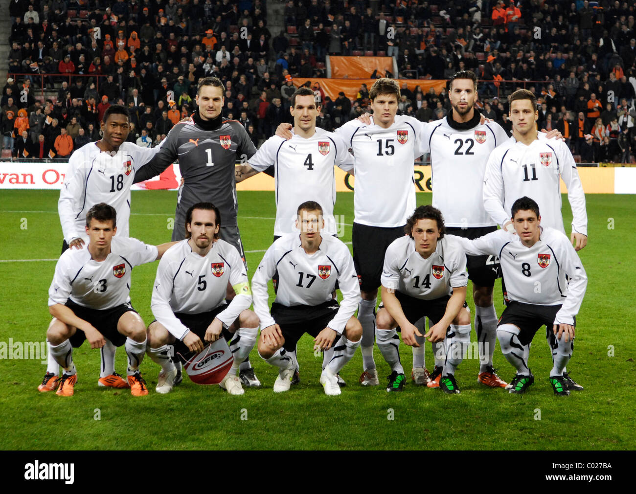 Philips Stadion Eindhoven, 9,2.2011, Niederlande gegen Österreich (weiß), Team Österreich, hintere Reihe von links: David Alaba, Jürgen Macho, Emanuel Pogatetz, Sebastian Prödl, Stefan Maierhofer, Marko Arnautovic vorderes Reh von links: Franz Schiemer, Christian Fuchs, Florian Klein, Julian Baumgartlinger, Zlatko Junuzovic Stockfoto