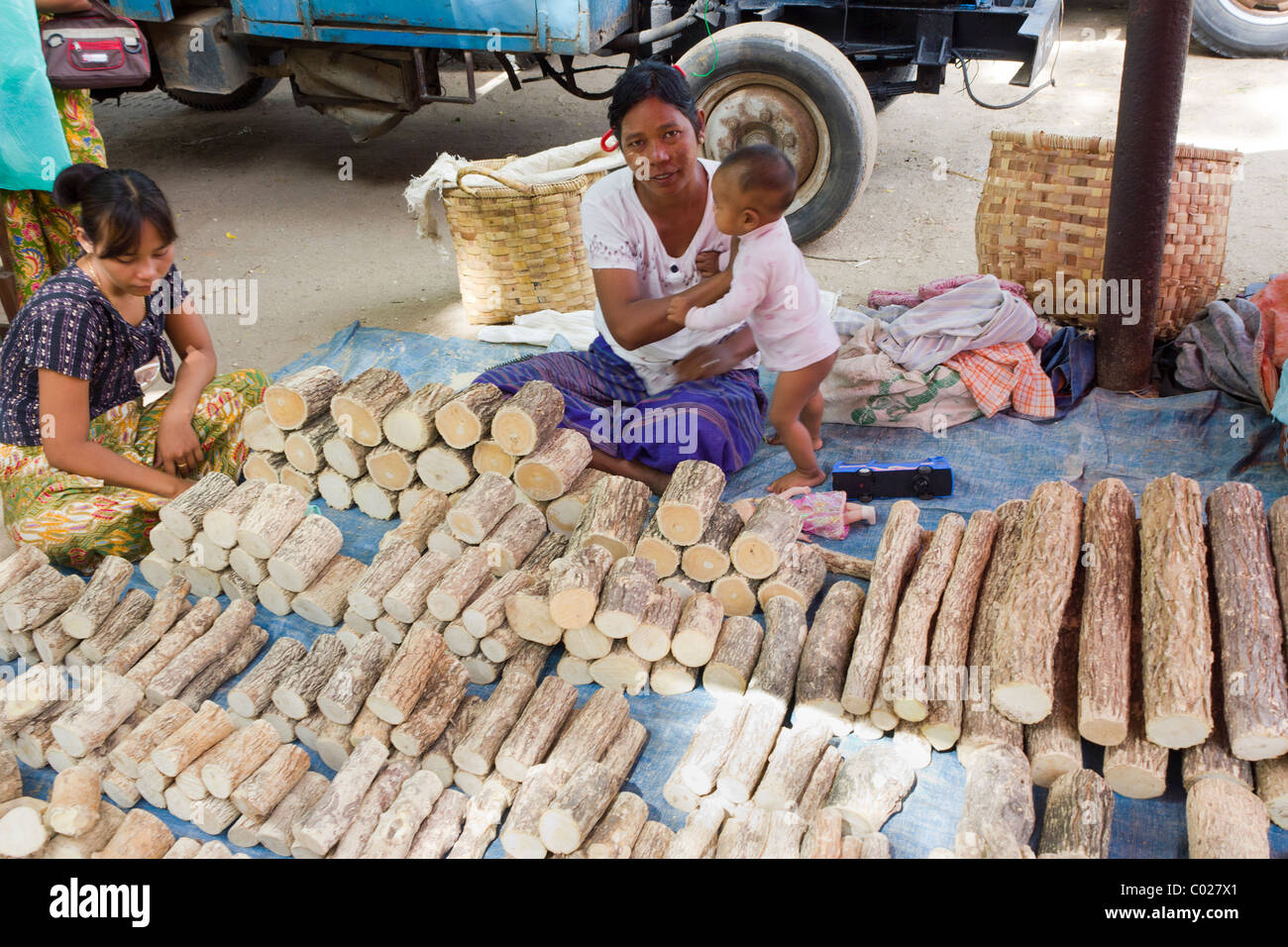 Thanaka Holz (Murraya Exotica) Verkäufer, täglich Markt, New Bagan, Birma-Myanmar Stockfoto