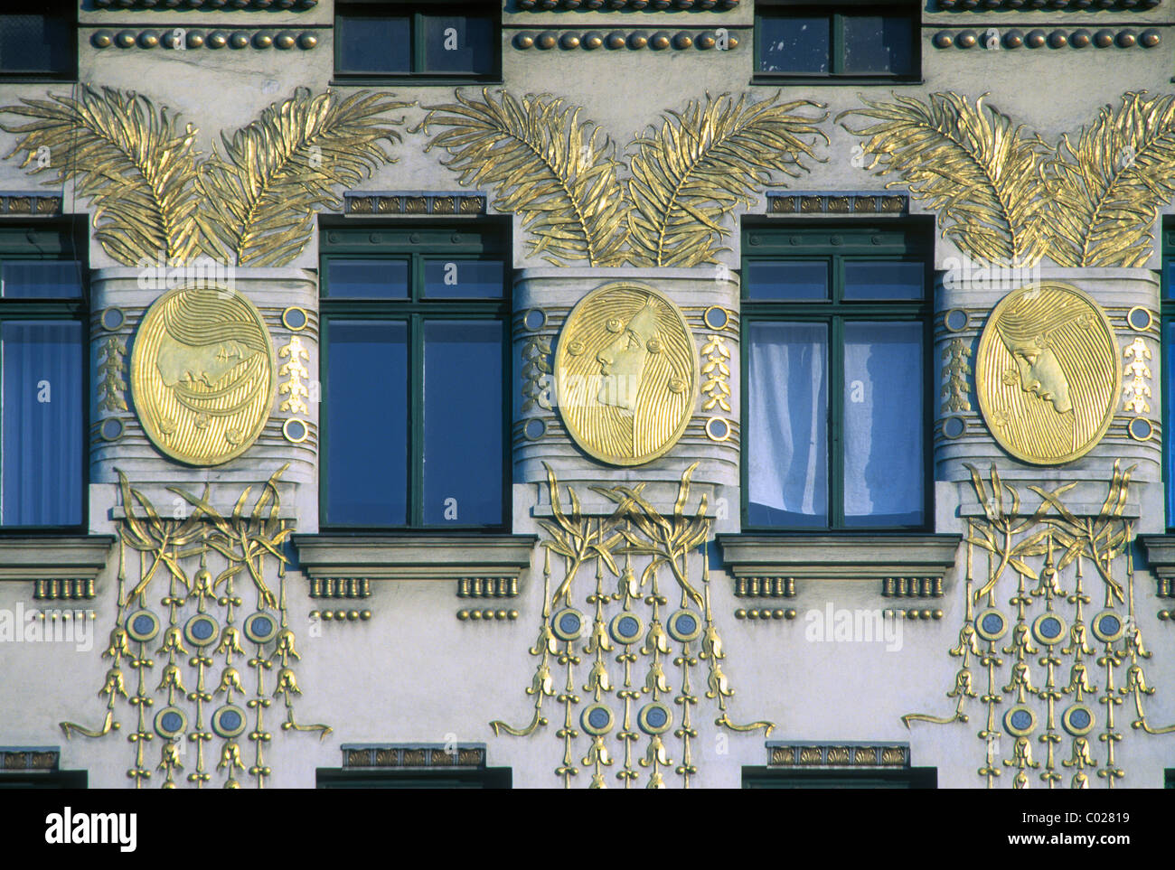 Jugendstil-Haus, erbaut von O. Wagner, Stuck von Kolo Moser, Wienzeile 38, 6. Bezirk, 6. Bezirk, Wien, Österreich, Europa Stockfoto