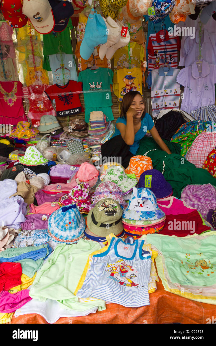 Kinderkleidung und Hut Verkäufer, täglicher Markt, New Bagan, Birma-Myanmar Stockfoto