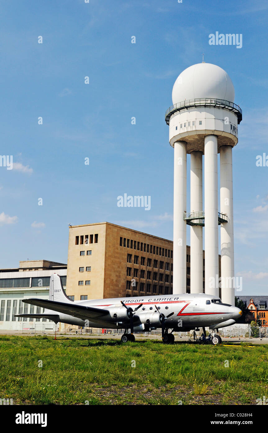 Radarturm und ein altes Flugzeug auf dem Gelände des ehemaligen Flughafens Tempelhof, Park eröffnet in 2010 am Tempelhofer Feld, Kreuzberg Stockfoto
