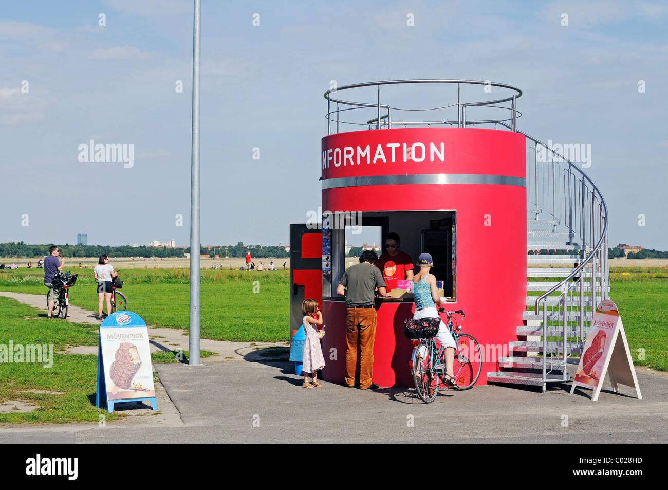 Info-Schalter in einem Turm auf dem Gelände des ehemaligen Flughafens Tempelhof Park eröffnet in 2010 am Tempelhofer Feld, Kreuzberg Stockfoto