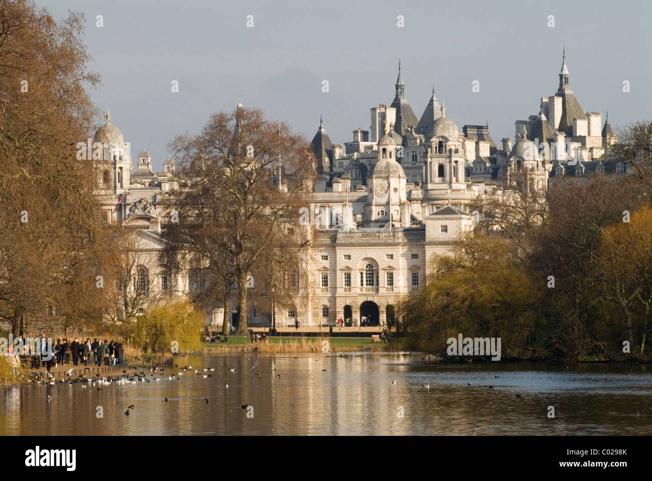 St James Park-See. Blick über in Richtung Horse Guards Parade und Whitehall Gebäude der Skyline von London. HOMER SYKES Stockfoto