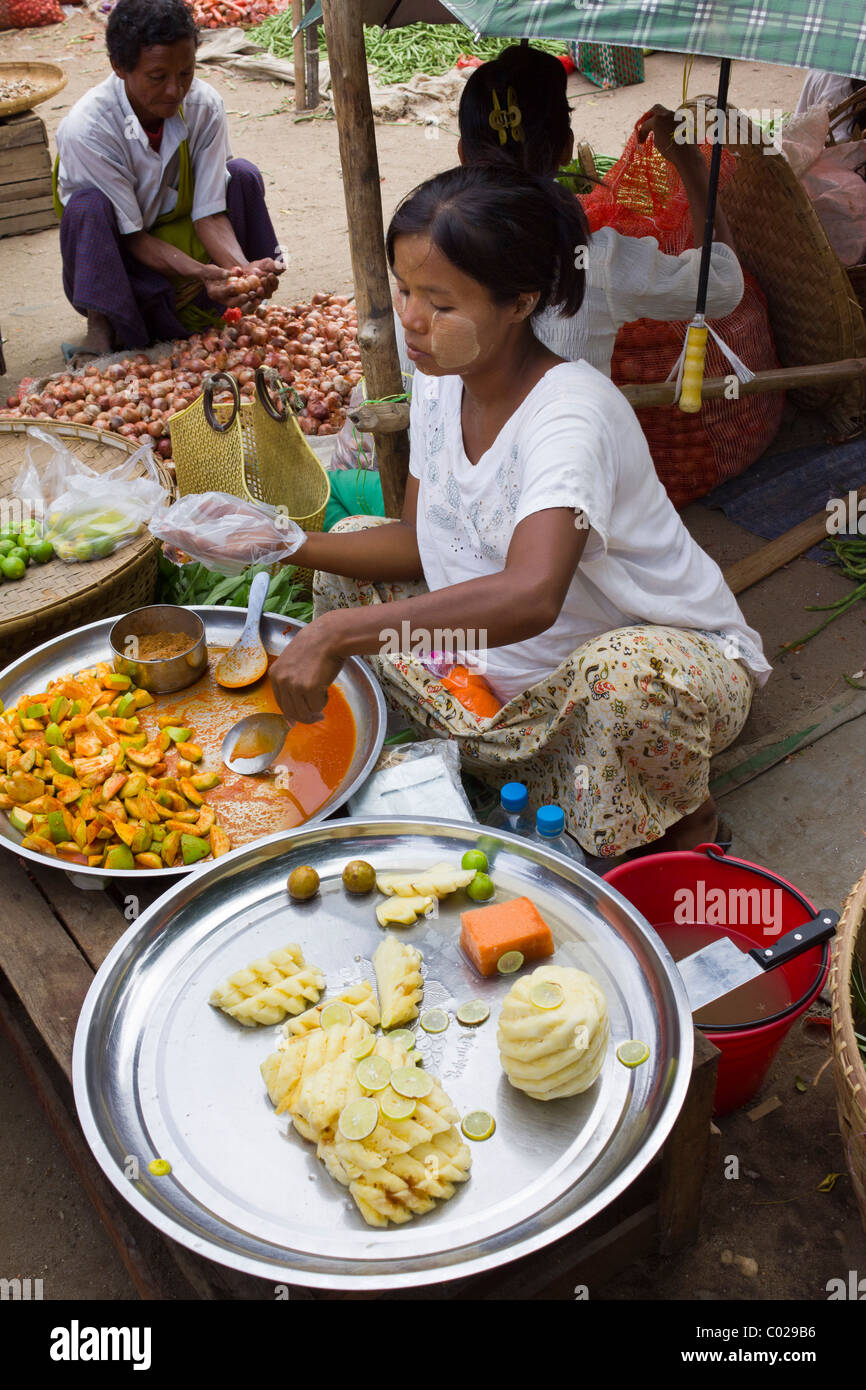 Obst-Verkäufer, täglich Markt, New Bagan, Birma-Myanmar Stockfoto