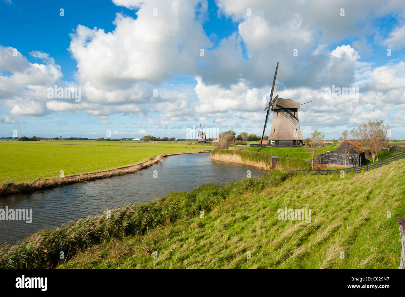 schöne Windmühle Landschaft in den Niederlanden, Schermerhorn, Schermer, Noord-Holland Stockfoto