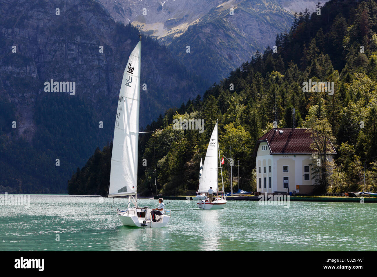 Segelboote am Plansee See, Seespitz, Ammergauer Alpen, Tirol, Österreich Stockfoto