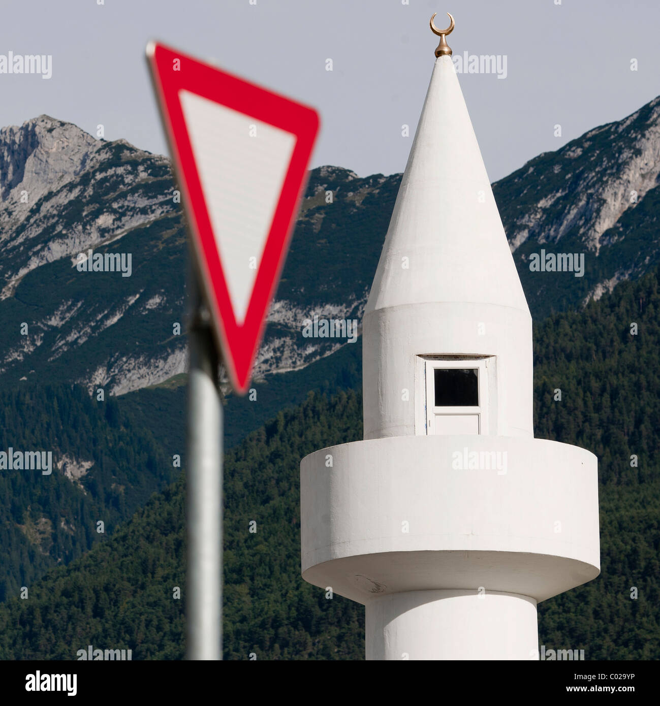 Rendite-Schild mit Minarett, umstrittene Moschee in Telfs, Tirol, Österreich, Europa Stockfoto