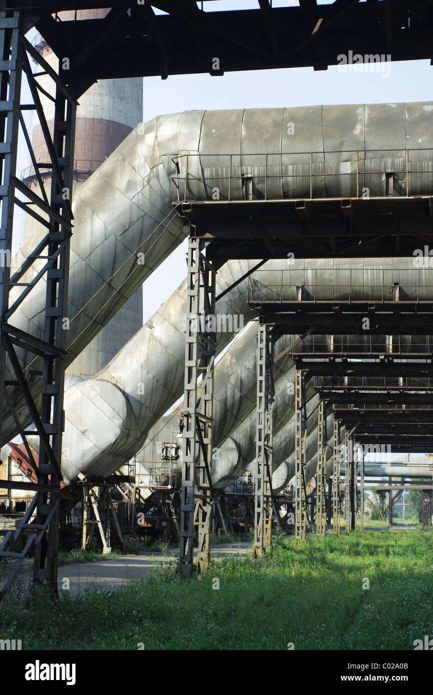 Schornsteine, gewaltsam Rohr Rauch nachgebend. Wärme-Kraftwerk Stockfoto