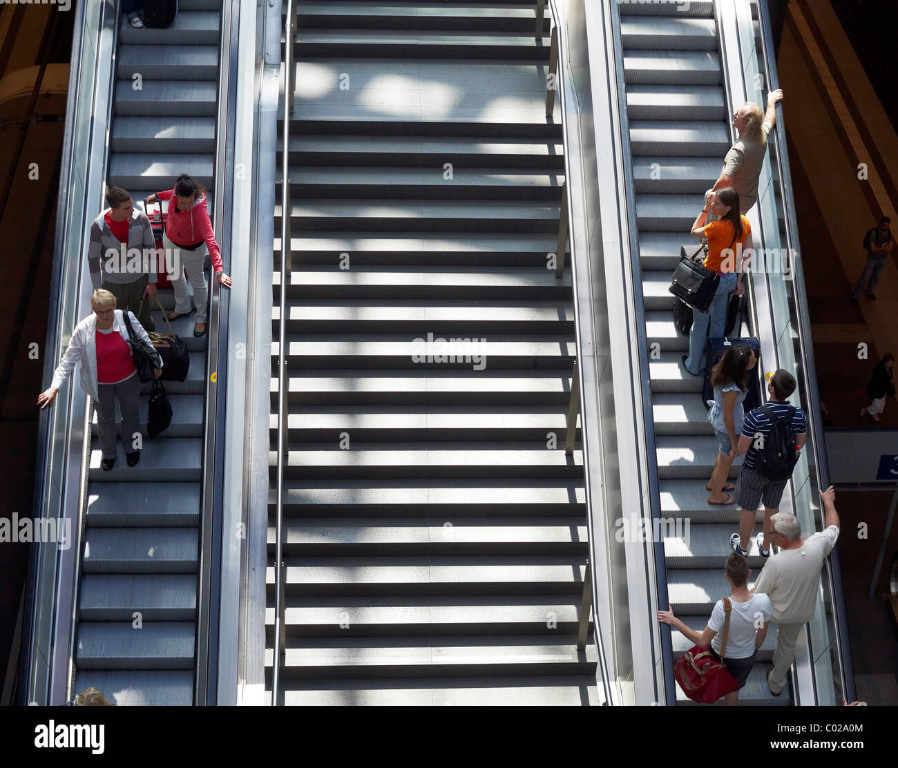 Passagiere auf einer Rolltreppe, Berlin Hauptbahnhof, Berlin, Deutschland, Europa Stockfoto