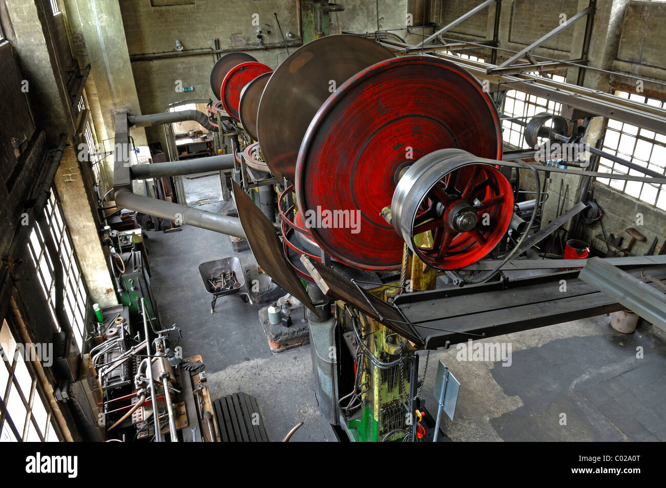 Große Räder mit Sendeleistung in einer Gesenkschmiede von 1930, ehemalige Fabrik von Dietz & Pfriem, jetzt Industriemuseum Stockfoto