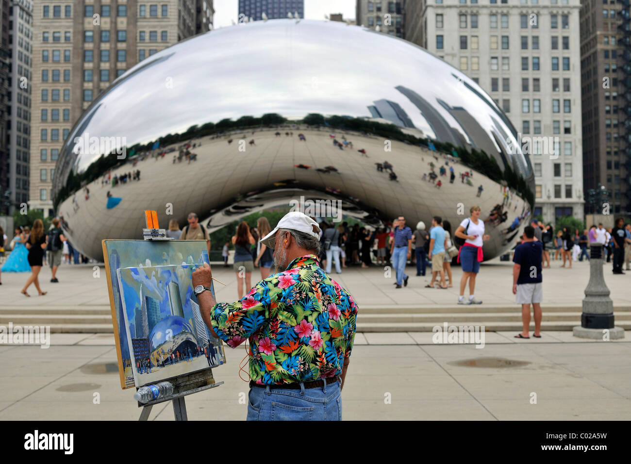 Künstler malen an der Staffelei vor der Skulptur Cloud Gate, den Spitznamen The Bean, erstellt von Anish Kapoor, AT & T Plaza Stockfoto