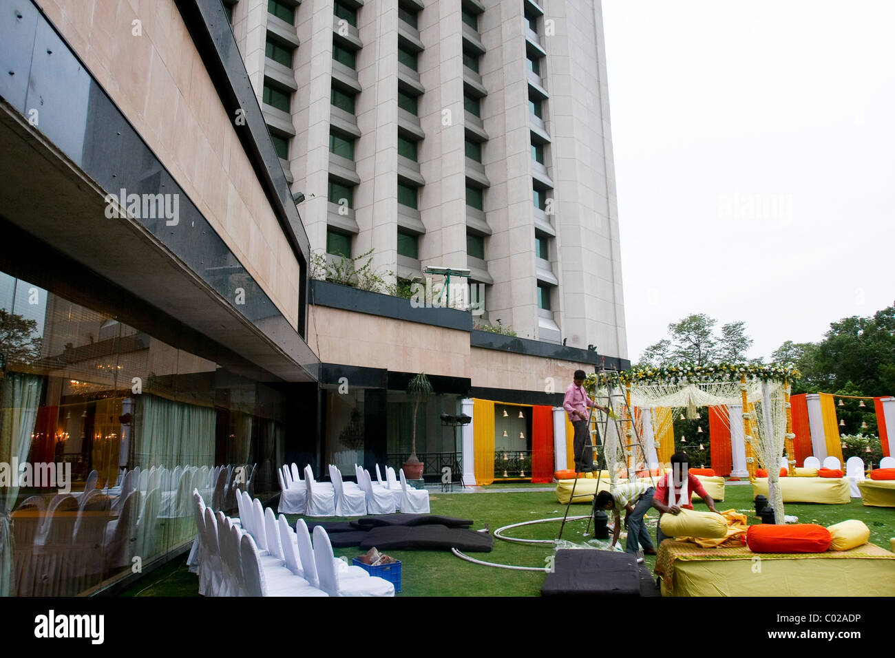 Arbeiter bereiten die Einrichtung in einem Hotel vor einer indischen Hochzeit in Neu-Delhi in Indien. Stockfoto