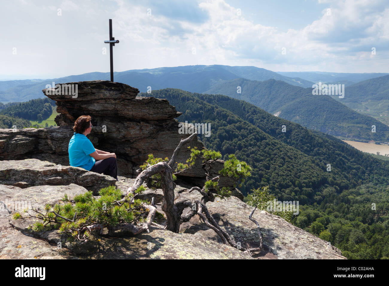 Frau auf dem Gipfel zu überqueren, Hoher Stein Berg, Mühlberg, Dunkelsteinerwald, Wachau, Mostviertel, Niederösterreich, Österreich Stockfoto