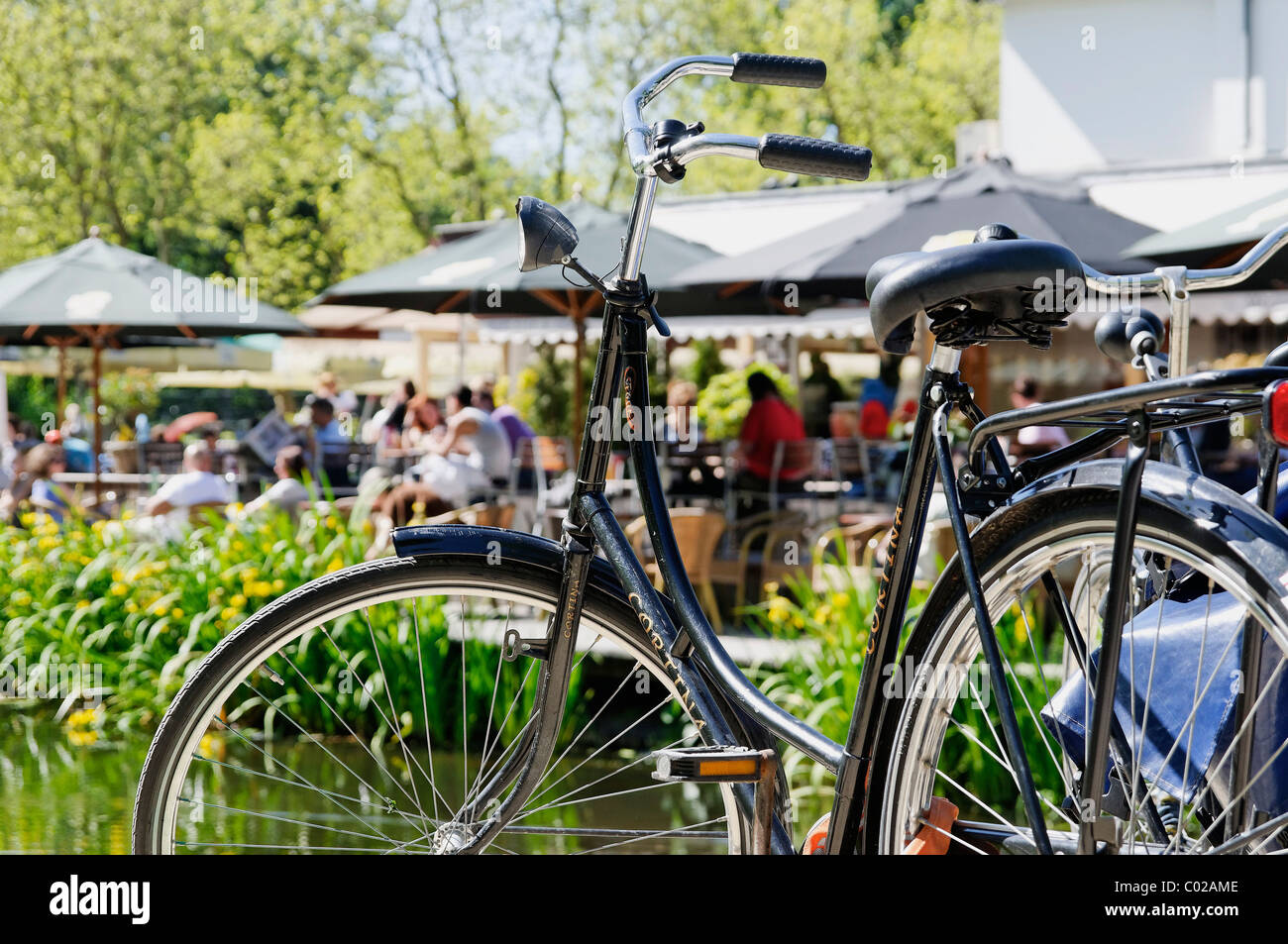 Geparkte Fahrrad im Vondelpark am Cafe Het Groot Melkhuis. Stockfoto