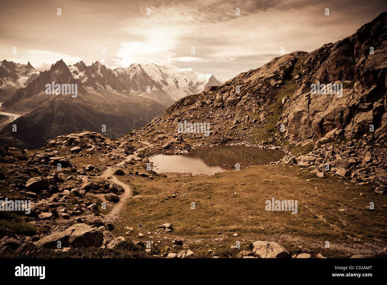 Dunkle Bergsee. Tal von Chamonix, Frankreich. Stockfoto