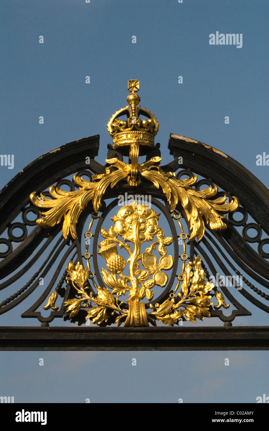 Königliches Wappen Wappen über Tore in St James Park London W1 Stockfoto