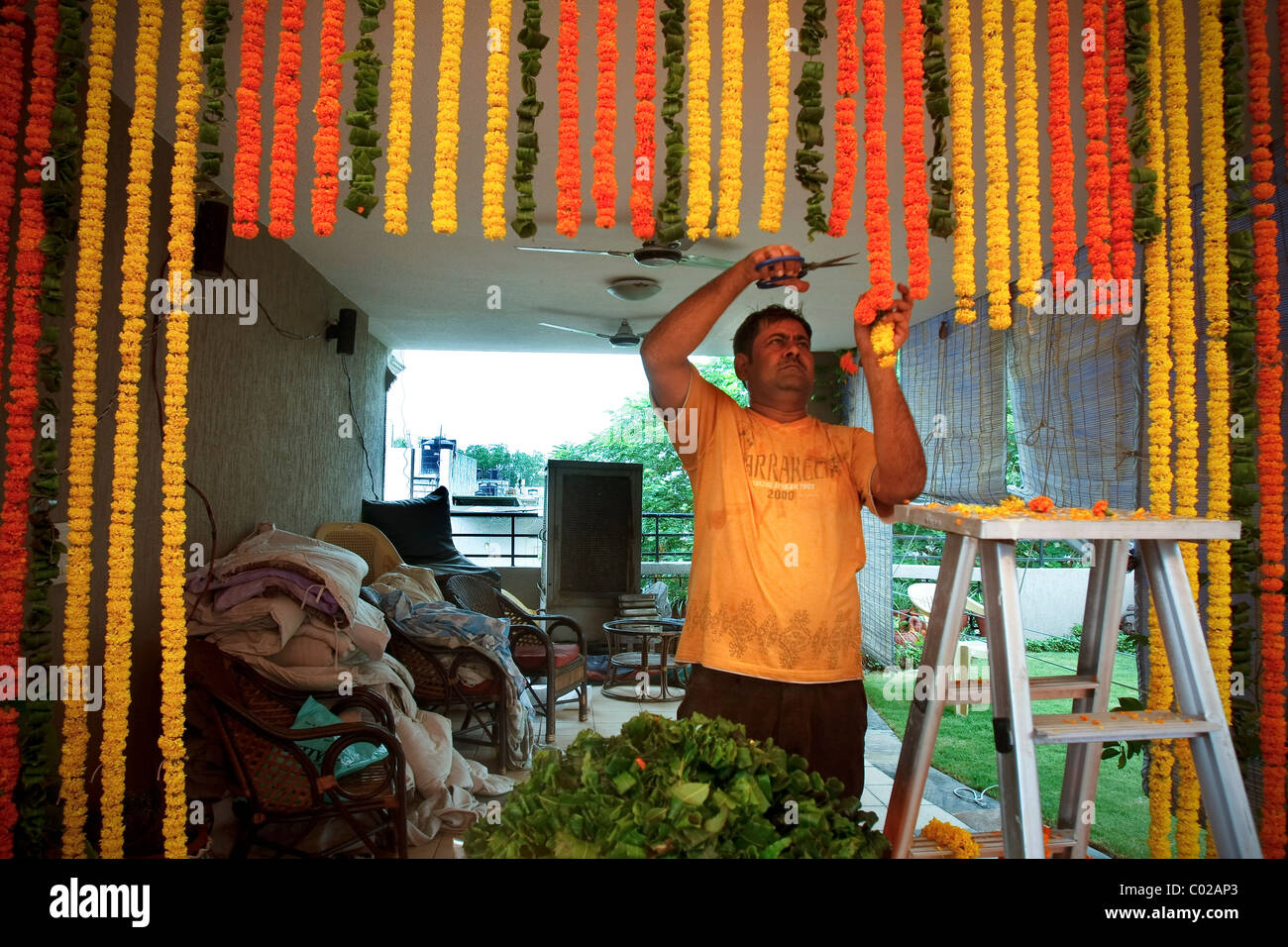 Ein Mann bereitet Blumenornamente vor einer indischen Hochzeit in Neu-Delhi in Indien. Stockfoto